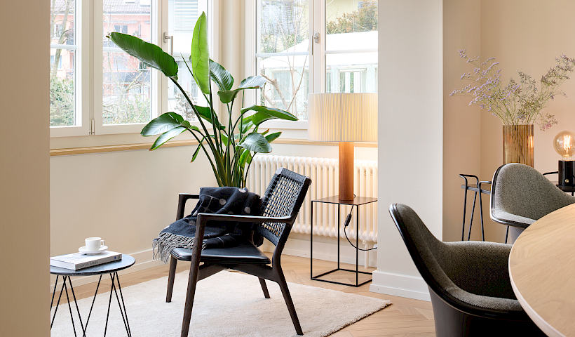 Arco Shift Tisch mit Muuto Fiber Armchair und Louis Poulsen Above Pendelleuchte in Sitzungszimmer