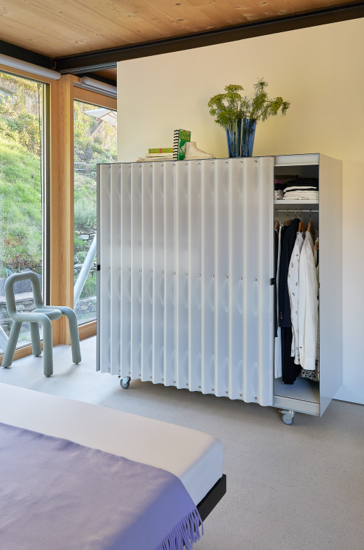 Thut Kleider Schrank mit Faltvorhang