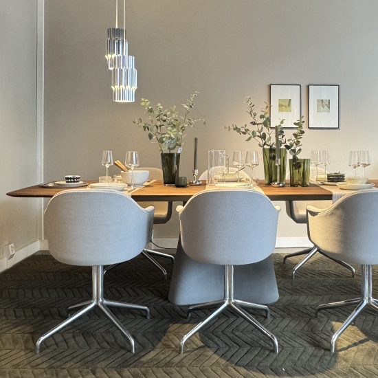 Enfold TV-Möbel mit Outline Sofa und Teppich Pebble