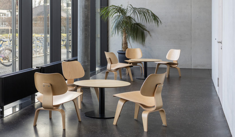 Sofa, Beistelltische von Muuto, Hängeleuchten Rime Pendant von Muuto, Calm Wandleuchte von Muuto, Muuto-Teppich Relevo Rug, Vorhangstoffe von Maharam und Kvadrat