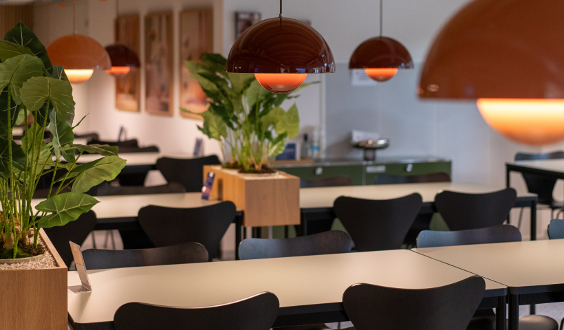 Kantine von Loeb AG: Tische Alpha von Embru Spezialanfertigungen mit schwarzer Kante und schwarzem Untergestell, Lampen von &tradition Modell Flowerpot VP7 und VP1