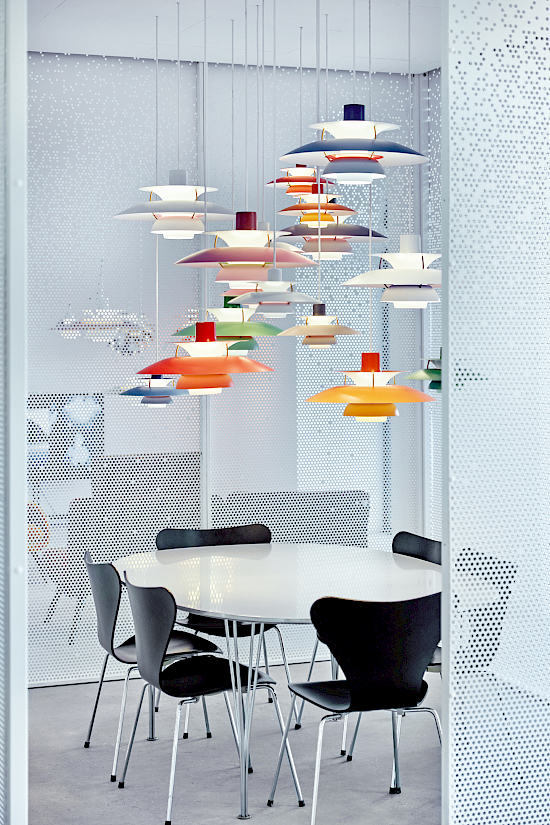 Lous Poulsen PH5 Pendelleuchte Gruppe viele Farben über Tisch