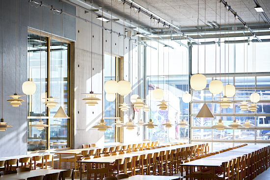 Lous Poulsen PH5 Pendelleuchten in grossem Restaurant