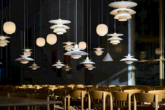 Lous Poulsen PH5 Pendelleuchten über Tischen